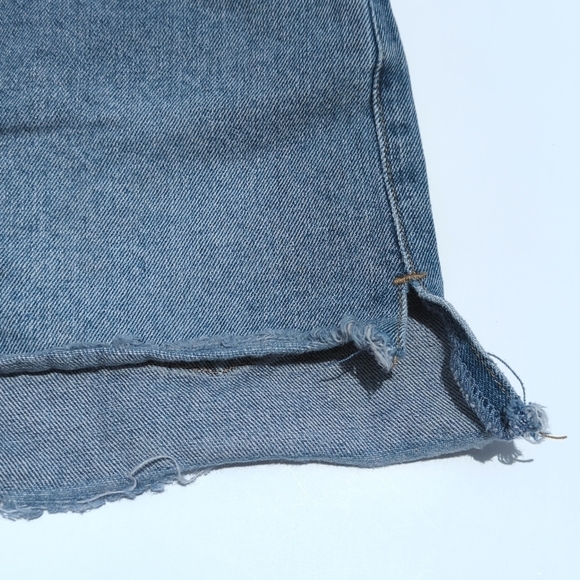 Amuse Society Medium Wash High Waisted Cheeky Raw Hem Button Fly Jean Shorts 26 - Picture 8 of 12